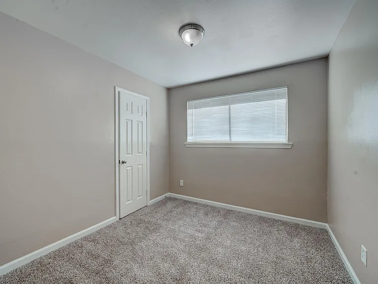 6331 Oaknut Dr — Photo 11