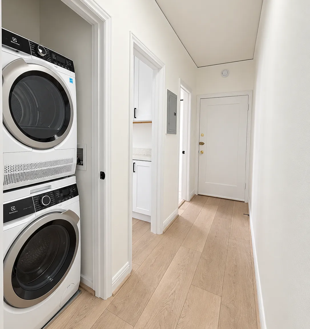 Large Remodeled Pacific Heights Studio with In-Unit Laundry — Photo 2