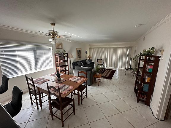4th image of 309 Goodlette Frank Rd S