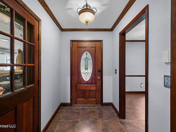 5th image of 581 Bradford Dr