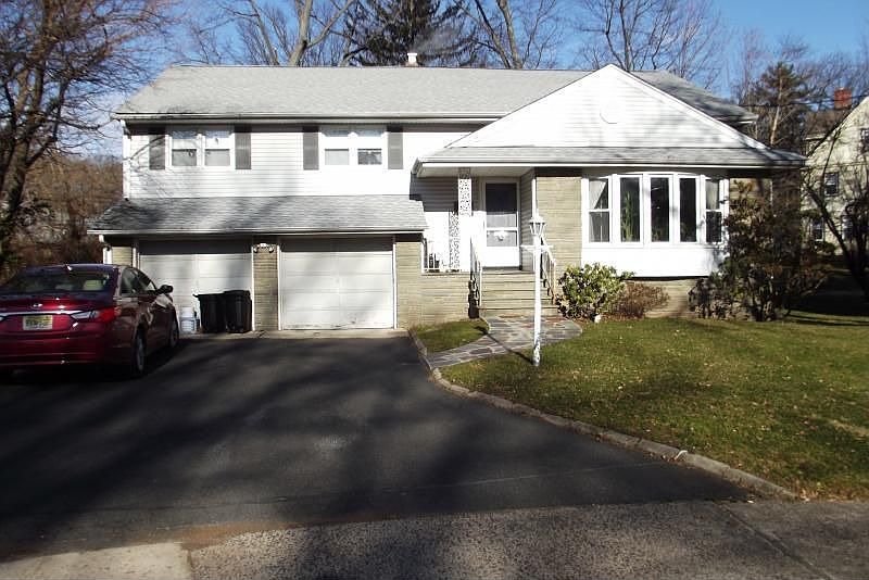 1st image of 8 Vosseler Ct