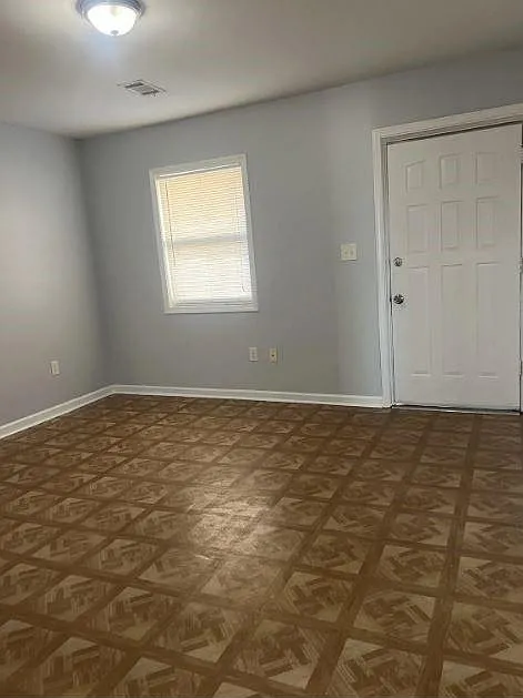 3 bed, 1.0 bath, 4256 sqft, $1,875 — Photo 4