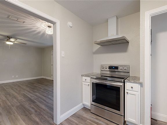 3rd image of 906 Estelle Ave