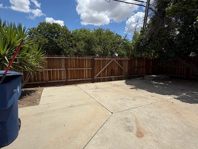 2038 E Ashlan Ave — Photo 32