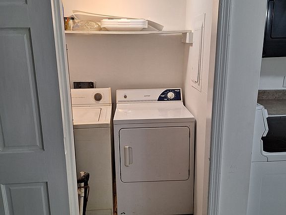 3rd image of 3886 Parklane Dr