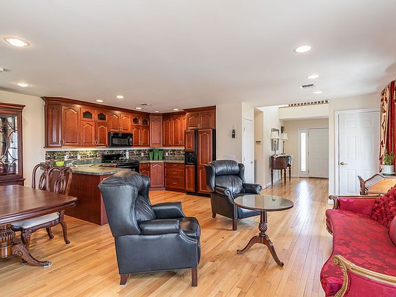 5th image of 1404 Willow Pond Dr
