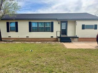 908 E North Boundary St, Sentinel, OK 73664