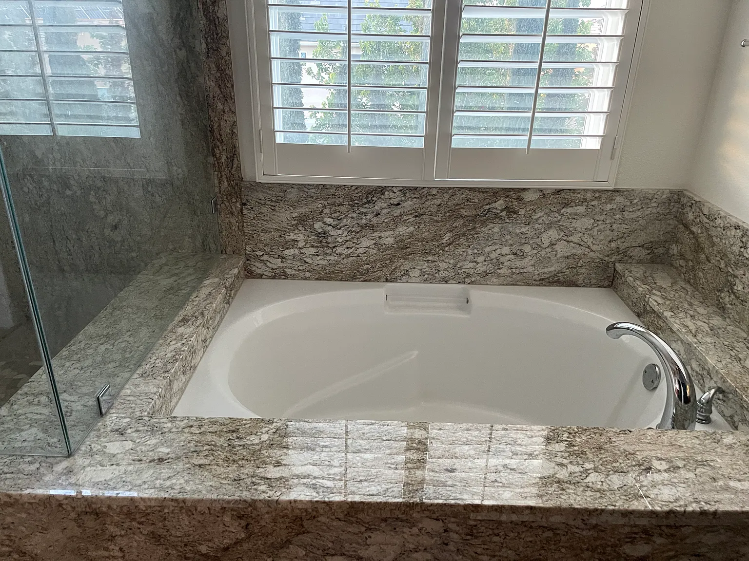 6 bed, 4.5 bath, $1,299 — Photo 2
