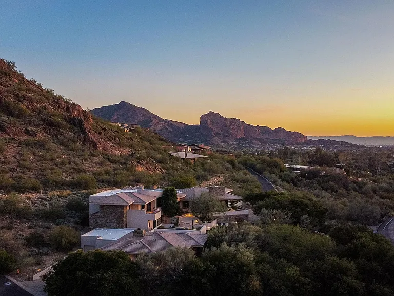 7451 N Las Brisas Ln — Photo 2