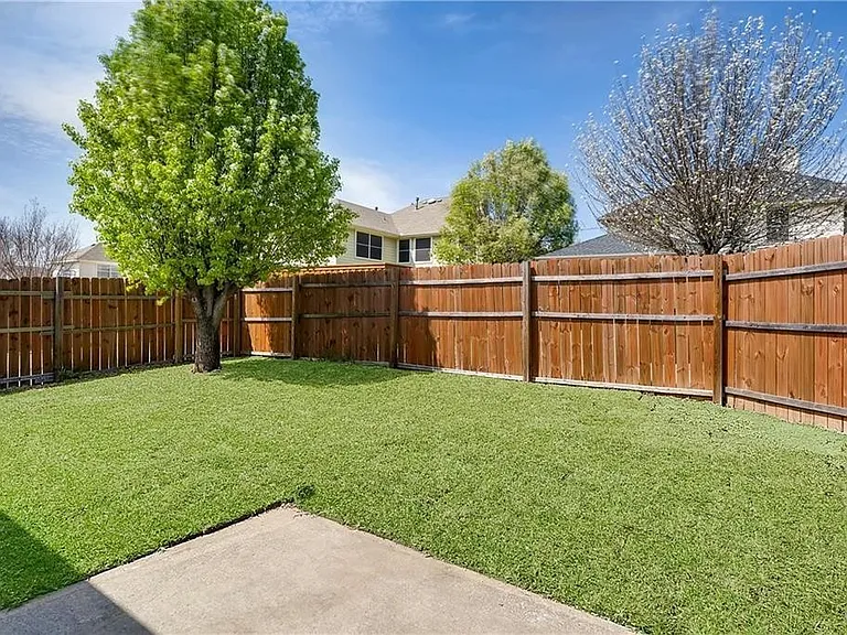 2425 Ravenhurst Dr — Photo 17
