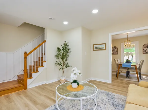 2802 Farmington Dr, Alexandria, VA 22303