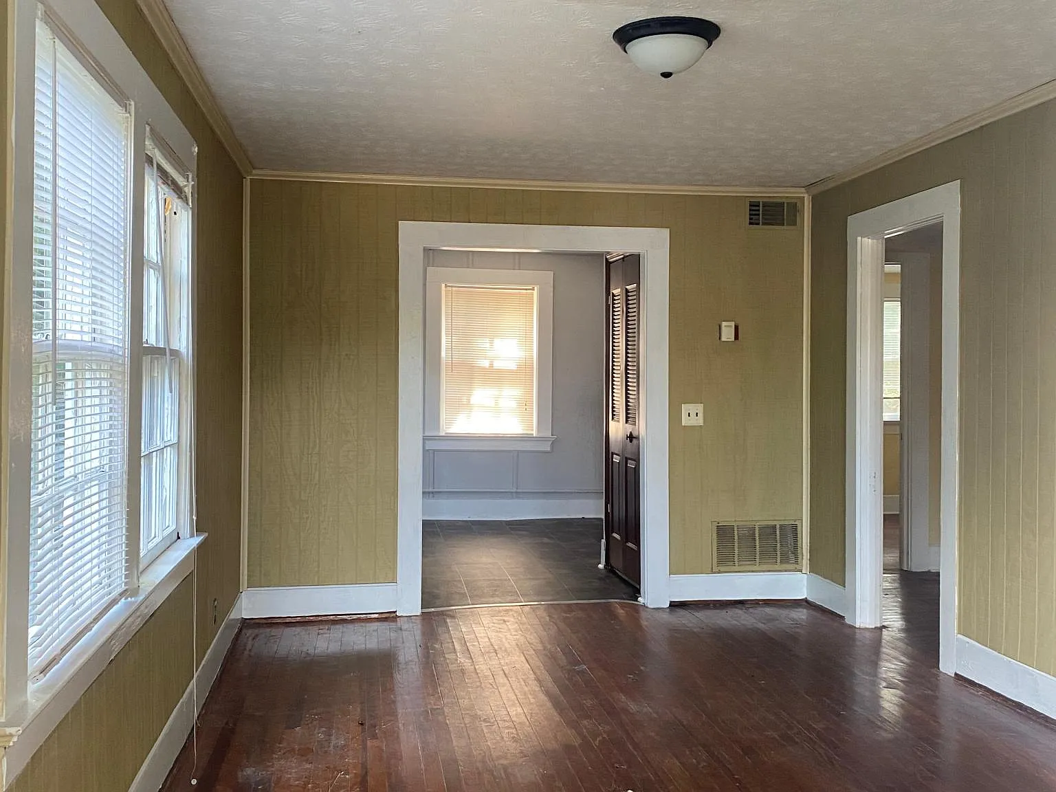 1710 Forest Ave — Photo 2
