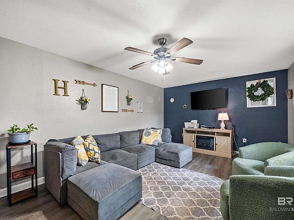 4th image of 22897 Lincoln St