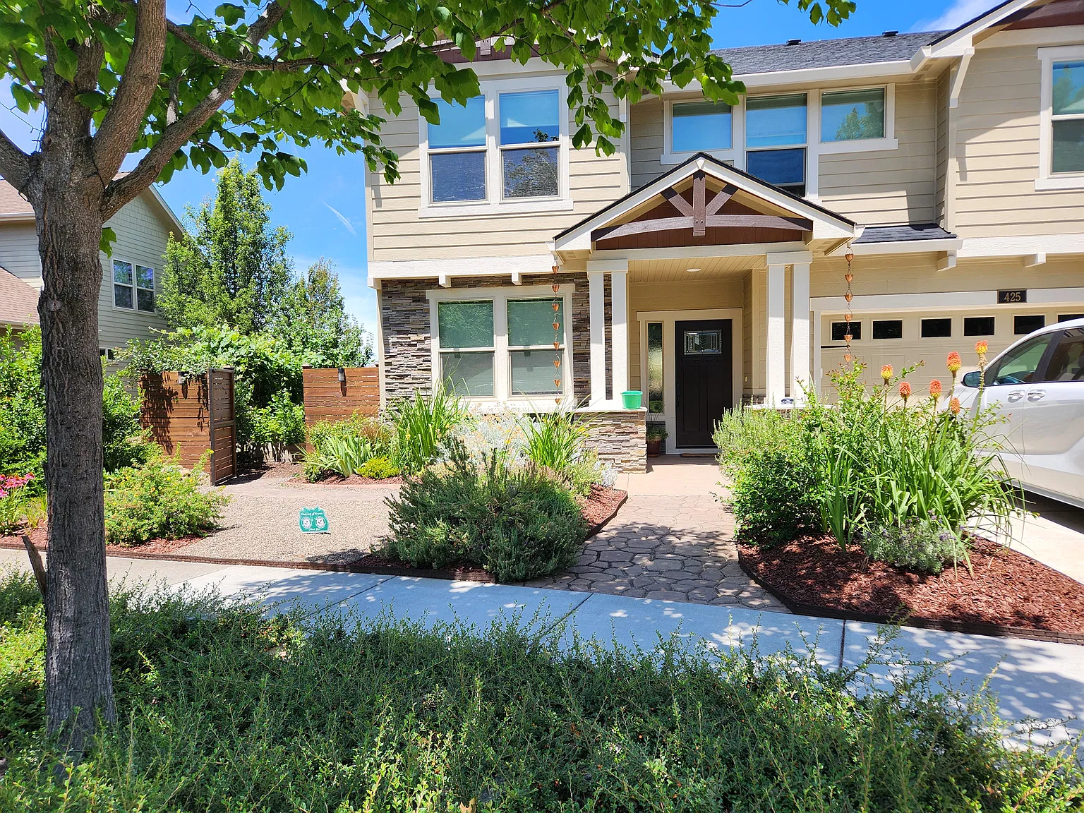 5 bed, 2.5 bath, 2606 sqft, $3,500 — Photo 2
