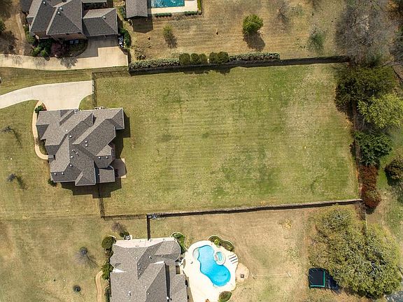 4th image of 2100 Woodbine Cir
