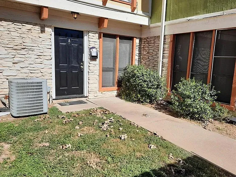 7206 Creekside Dr #D — Photo 2