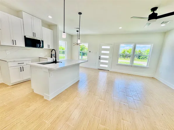 5710 Delmack St #A, Houston, TX 77032