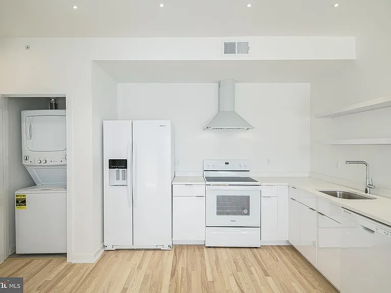 1842 E Harold St #6 — Photo 4