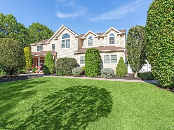 3 Steven Path, Center Moriches, NY 11934