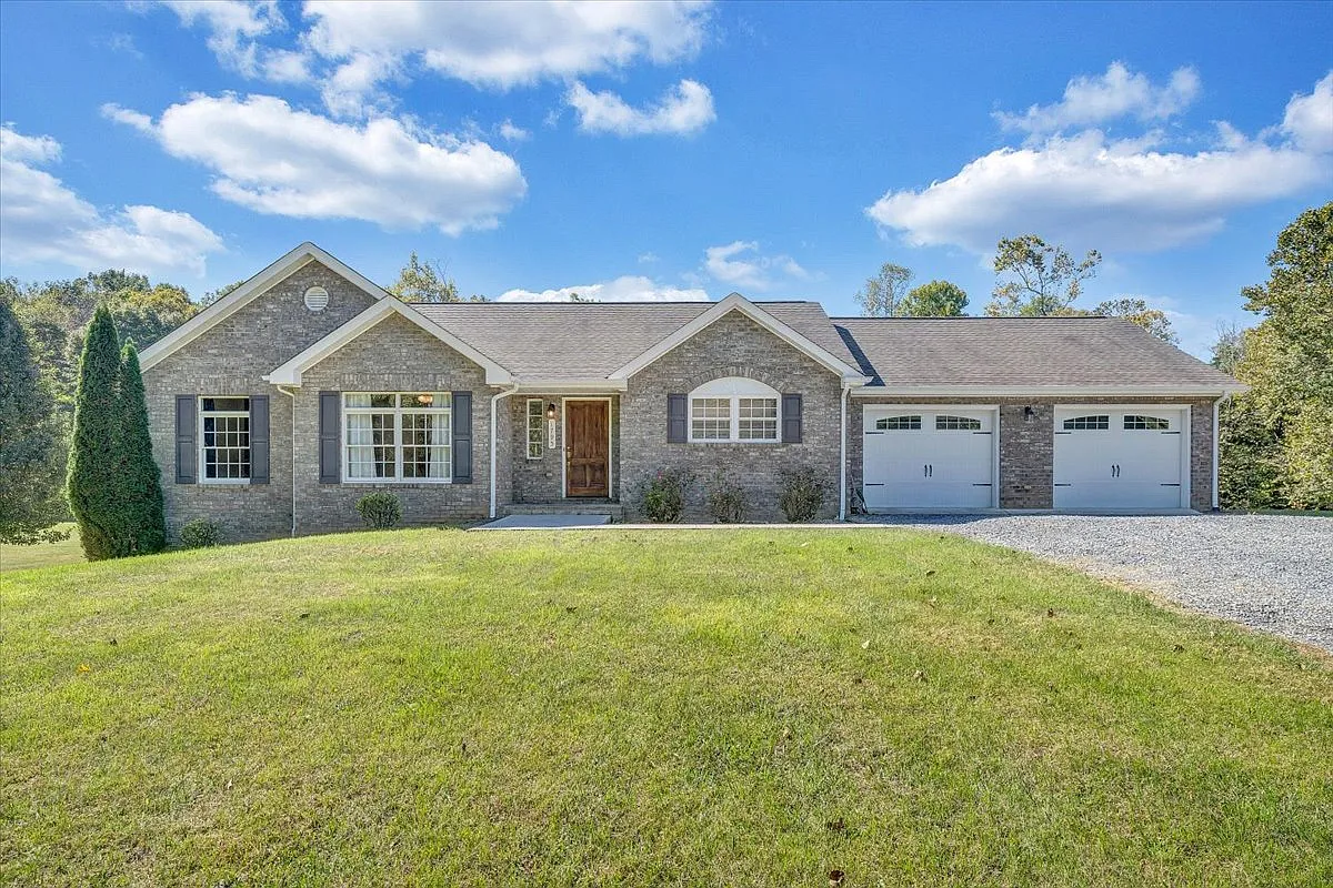 3 bed, 1692 sqft, $1,895 — Photo 1
