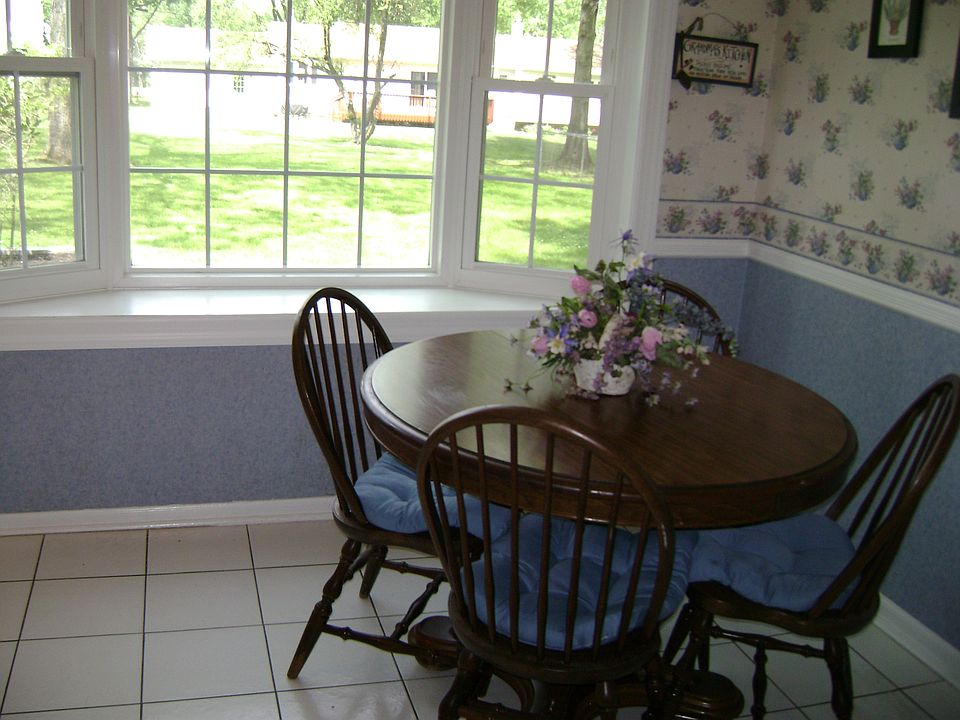 Eat in Kitchen w/Bay Window