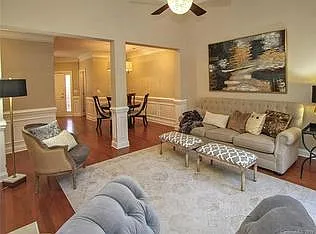 2 bed, 2.5 bath, 2100 sqft, $2,200 — Photo 4