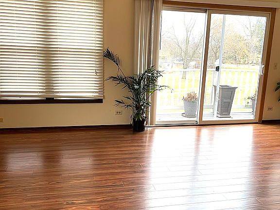 Living room w/high ceilings