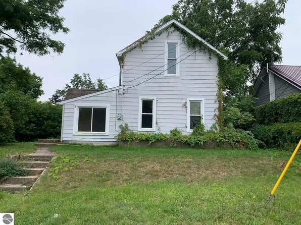 293 Birch St, Harrison, MI 48625