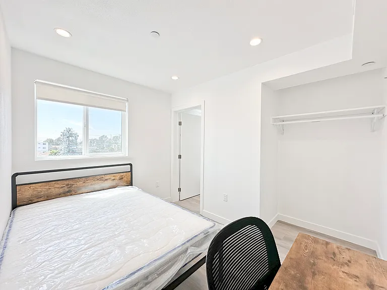 1363 W 35th St #9 — Photo 29