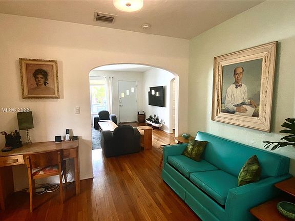 Sitting area between dining room and living room