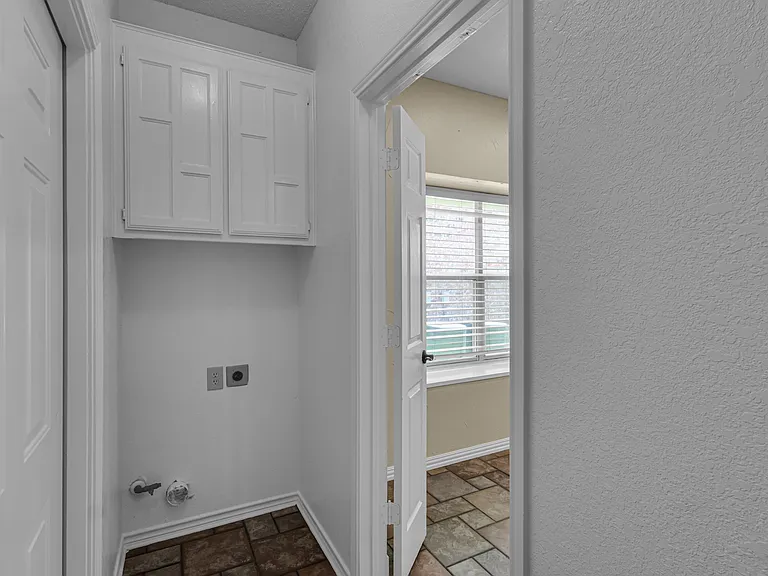 6906 Graham Dr — Photo 9