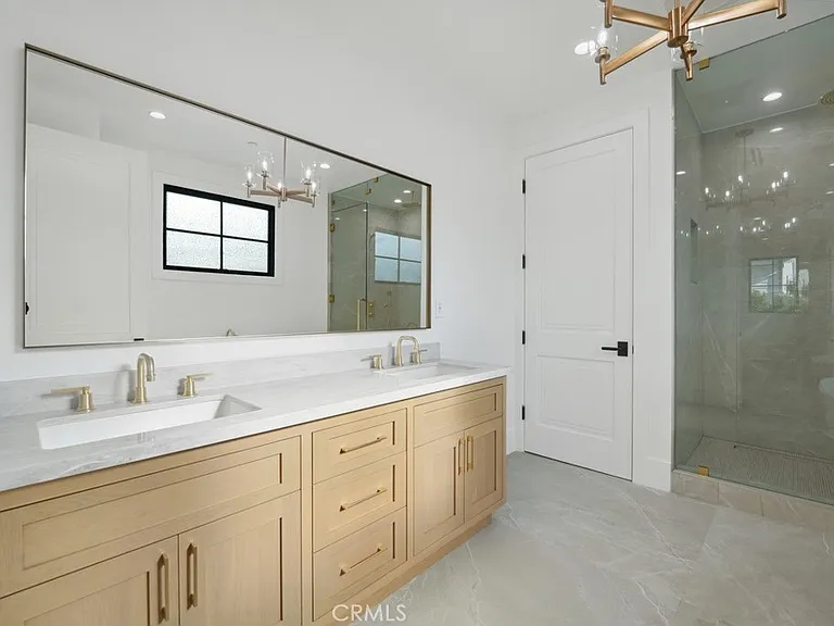 4539 Longridge Ave — Photo 17