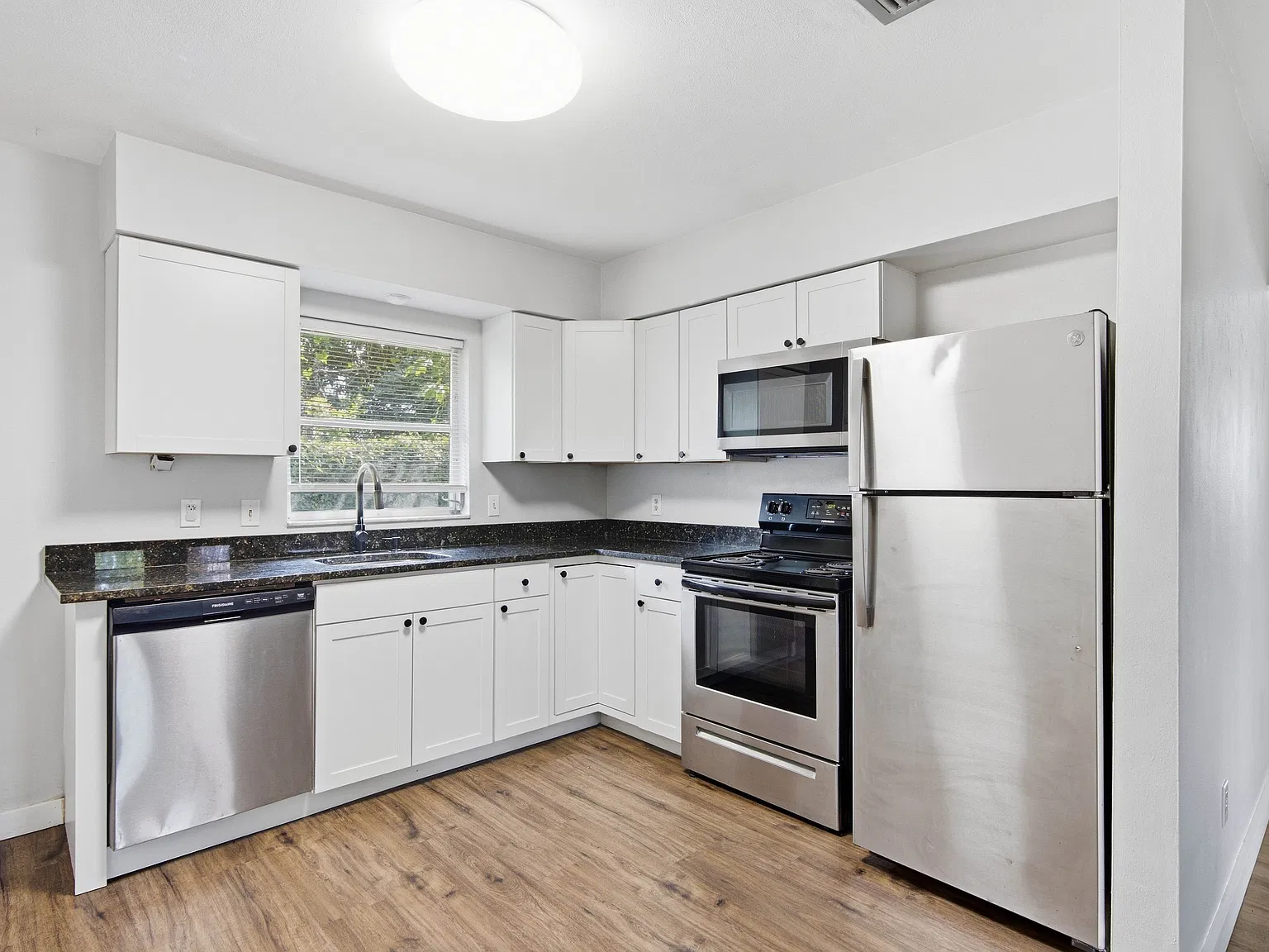 2 bed, 750 sqft, $1,700 — Photo 2