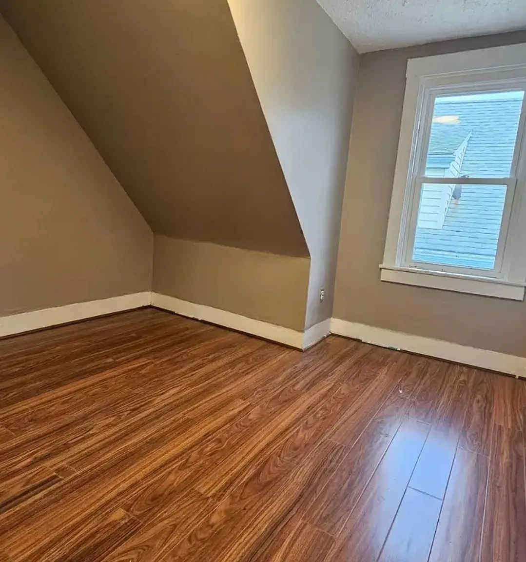 33 Winsor St — Photo 2