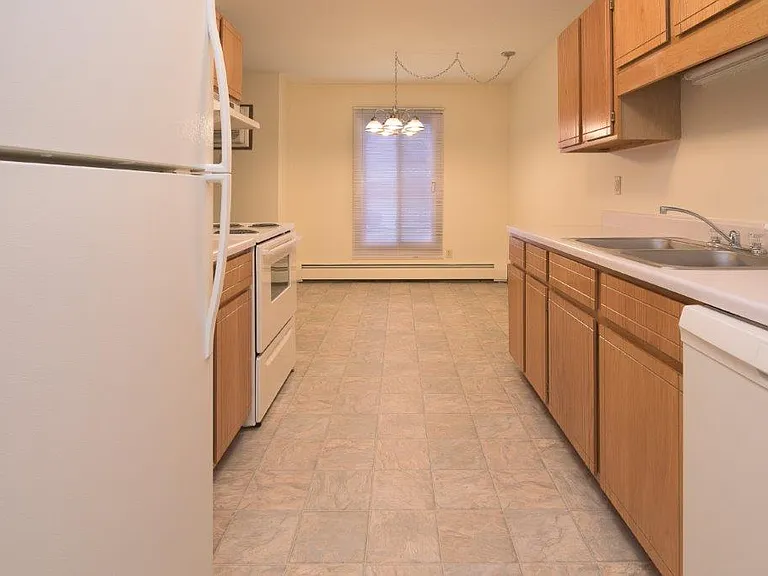 Silver Oaks Court Apartments — Photo 21