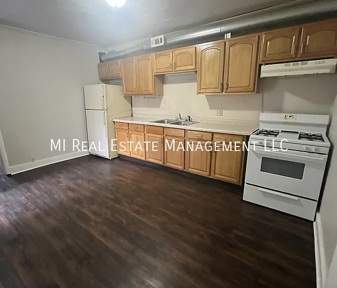 305 E Grove St #1 — Photo 1