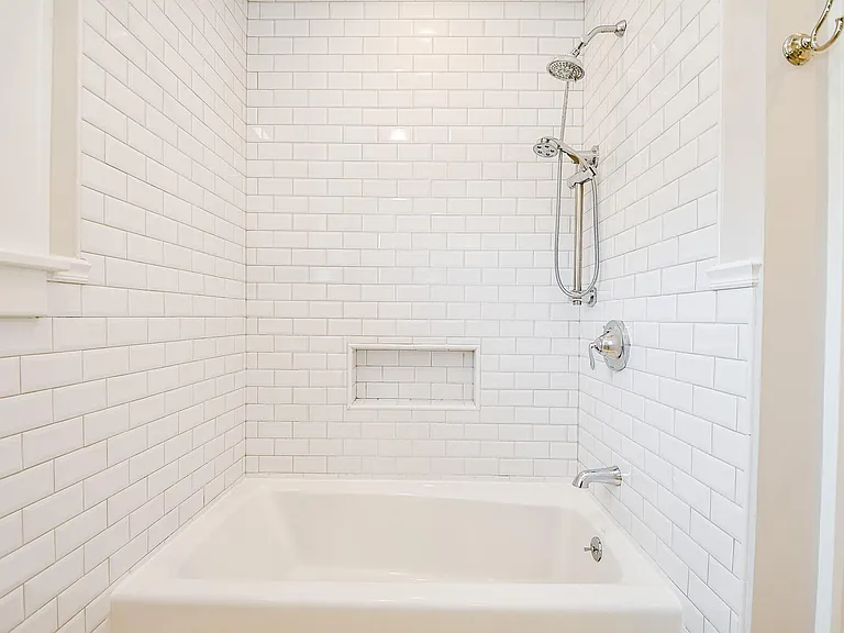 1121 E 14th St — Photo 24