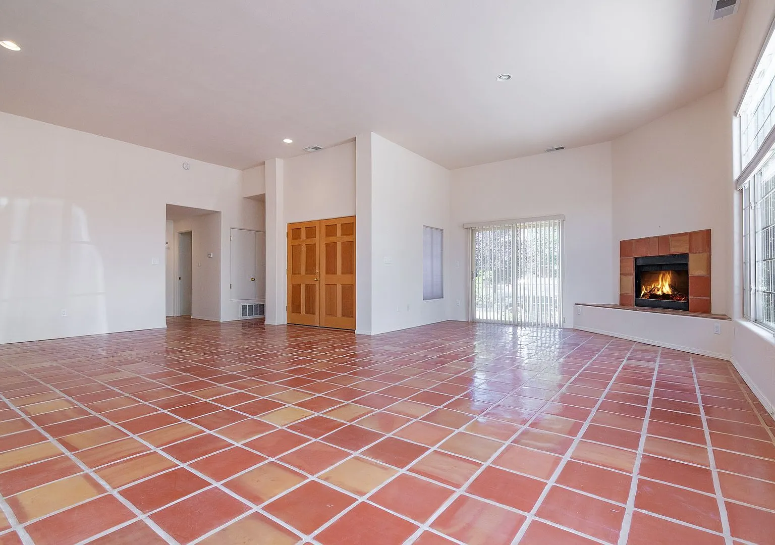 Single Level 3 Bedroom 2.5 Bath home in Desirable neighborhood Available Now! — Photo 2