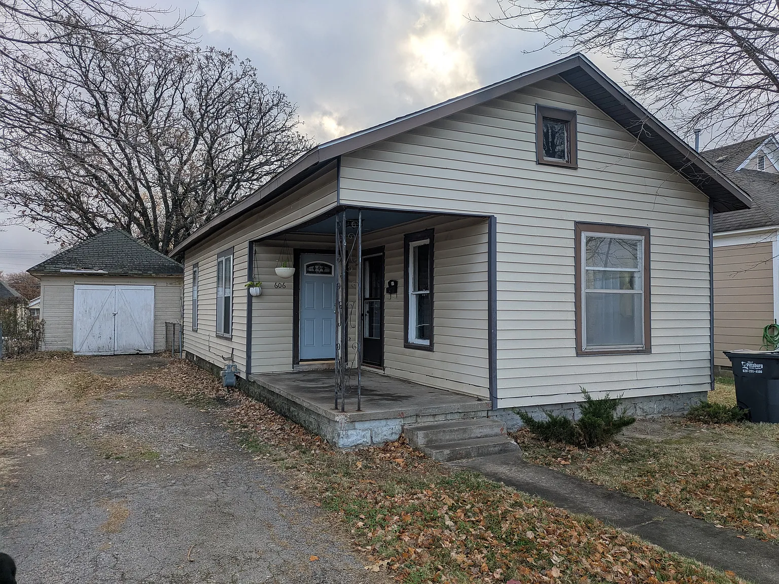 3 bed, 924 sqft, $950 — Photo 2