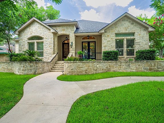 3rd image of 332 San Saba Street