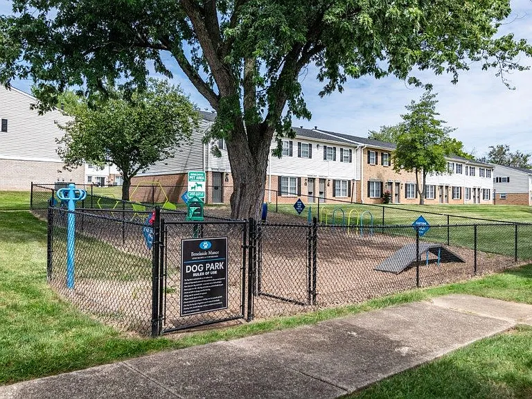 Brookside Manor Apartments and Townhomes — Photo 20
