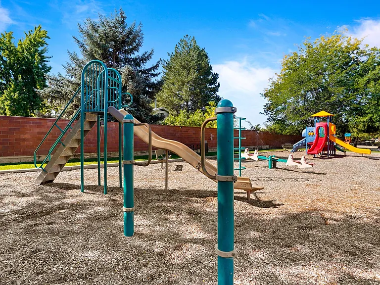 Royal Ridge — Photo 29