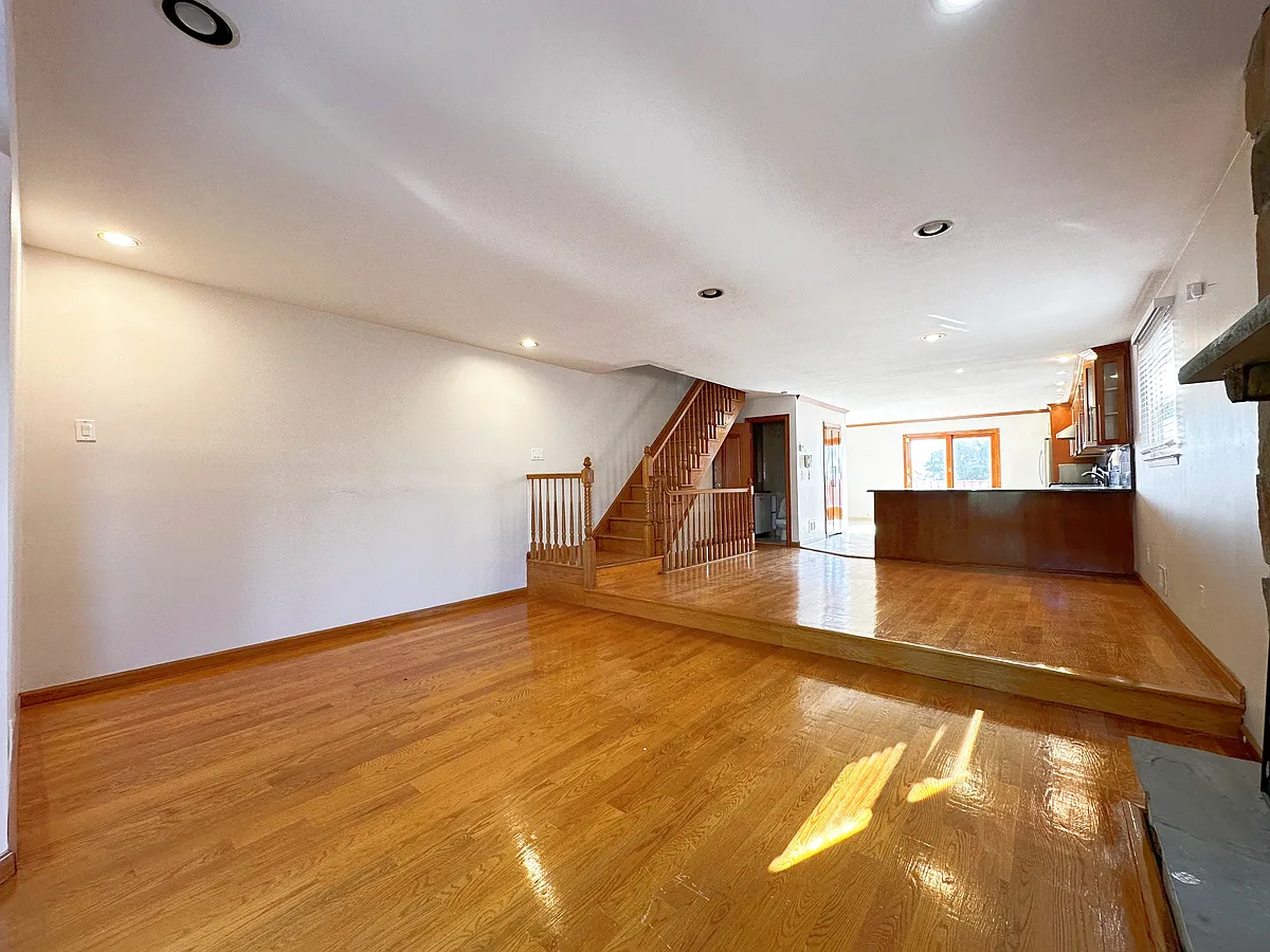 Building Photo - 664 Travis Ave #2F