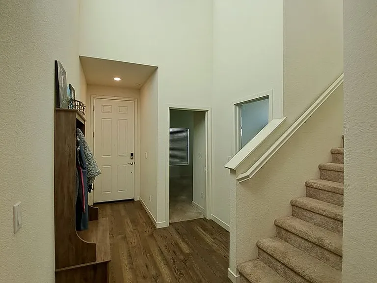 1160 Yale Dr — Photo 6