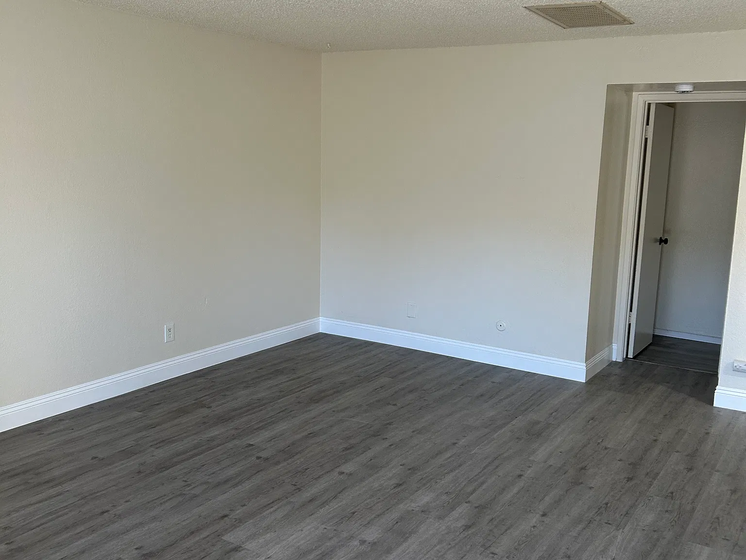 1 bed, 1.5 bath, 650 sqft, $1,350 — Photo 3
