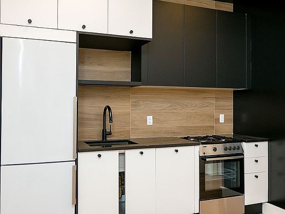 2nd image of 1499 Jefferson Ave #4R