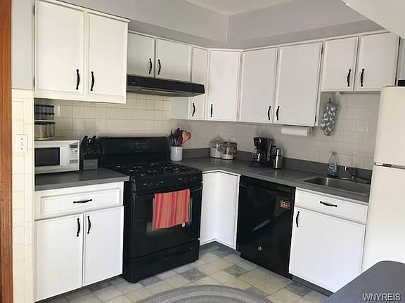 4th image of 136 Helen Ave