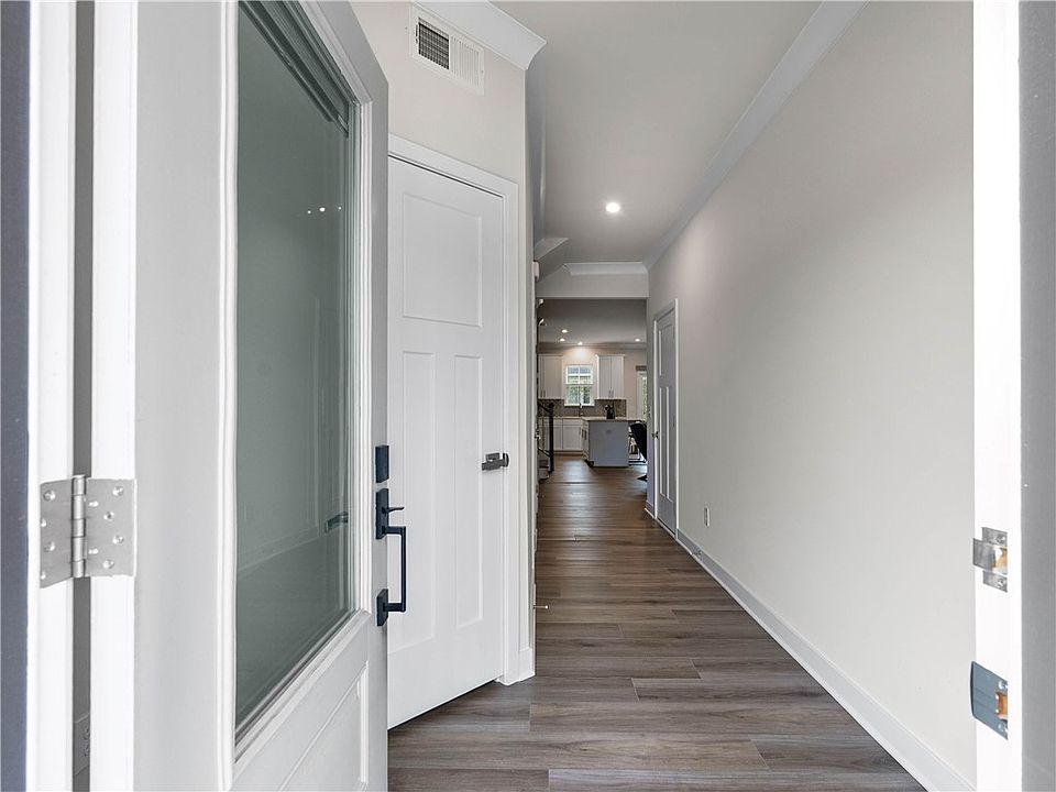 1st image of 61 Connaught Ct