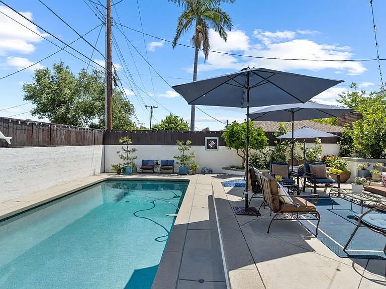 2030 N Altadena Dr — Photo 43