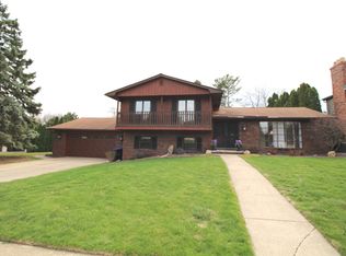 221 Mays Dr, Bloomington, IL 61701